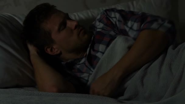 Homem Mal Despertado Pelo Sonho Perturbador Sofrendo Pesadelo Condições Sono — Vídeo de Stock