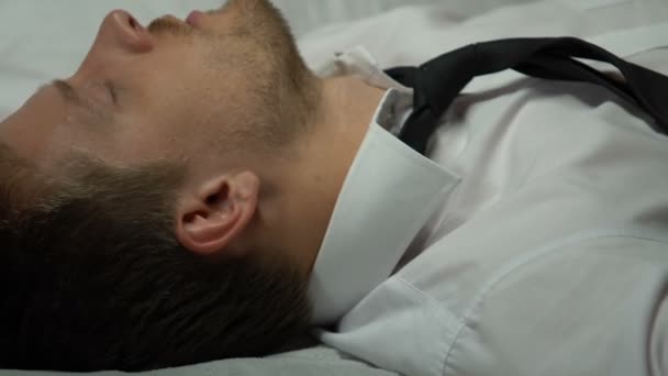 Человек Пытается Проснуться Пустая Бутылка Лежит Кровати Похмелье Алкогольная Зависимость — стоковое видео