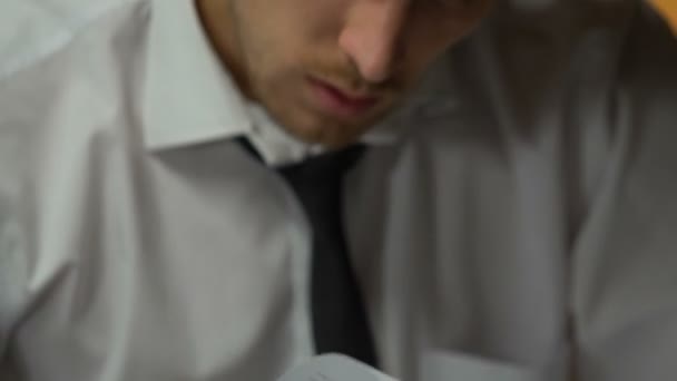 Masculino Olhando Através Termos Contrato Satisfeito Com Negócio Sucesso — Vídeo de Stock