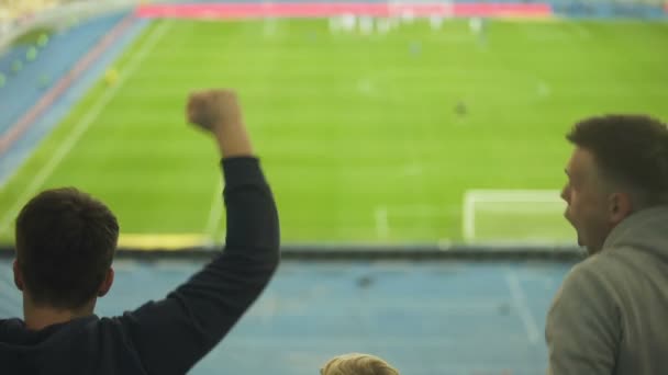 Niño Pequeño Con Hermanos Mayores Viendo Partido Fútbol Fans Emocionales — Vídeo de stock