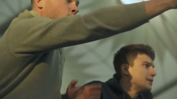 Mannelijke Vrienden Kijken Naar Sport Spel Stadium Wanhopig Van Nederlaag — Stockvideo