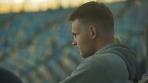 Erkek Fan Millî Futbol Takımı Sessiz Can Sıkıntısı Oyunla Memnun — Stok video
