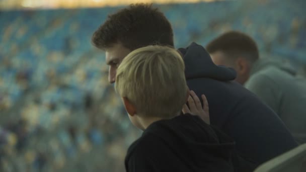 Mały Chłopiec Prosząc Starszy Brat Zasady Piłki Nożnej Wychowanie Braterstwa — Wideo stockowe