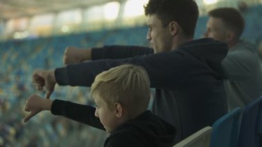 Öğrenci fanlar ve küçük çocuk spor oyun Stadyumu'nda, yuhalama gençler maçı izlerken