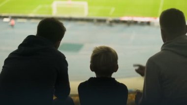 Çocuk futbol maçı izlerken, hakem tartışmaya veya hedef cevapsız ailesi