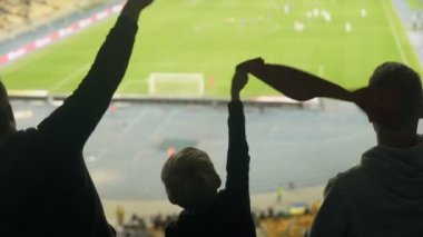 Futbol hayranları ile çocuk eşarp Milli takım destek burgu, arkadan görünüm