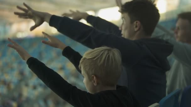 Manliga Anhängare Och Pojken Skakar Fingrarna Jublande Fotboll Stadion — Stockvideo