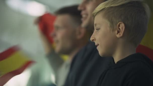 Kind Volwassene Spaanse Voetbalfans Zwaaien Vlag Volkslied Zingen — Stockvideo