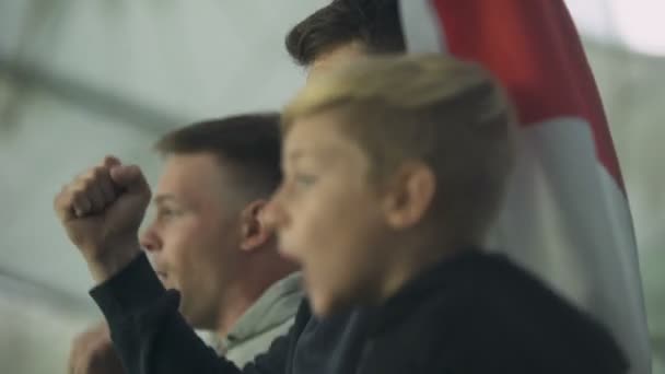 Emotionele Kind Volwassene Voetbal Fans Bedrijf Nationale Vlag Steunt Team — Stockvideo