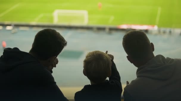 Vater Und Zwei Söhne Schauen Gemeinsam Fußballspiel Glückliches Wochenende Vaterschaft — Stockvideo