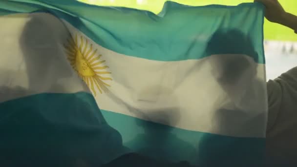 Argentin Család Gyermek Nemzeti Zászlót Lengetve Szurkolni Labdarúgó Válogatott — Stock videók