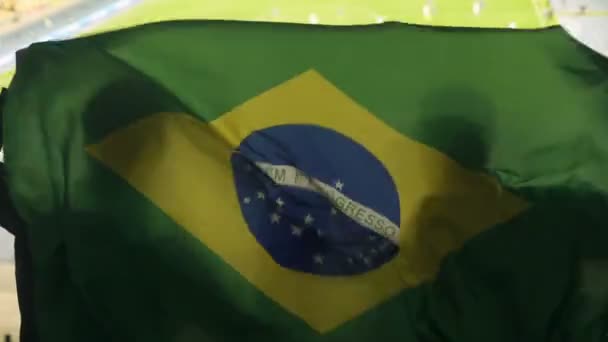Famille Brésilienne Avec Enfant Agitant Drapeau National Acclamant Pour Équipe — Video