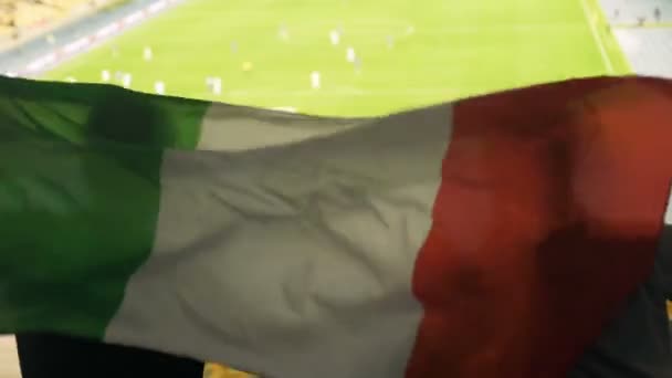 Família Italiana Com Criança Acenando Bandeira Nacional Torcendo Para Esporte — Vídeo de Stock