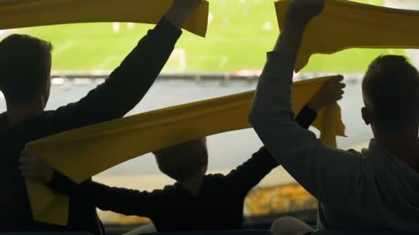 Familia Fans Con Bufandas Para Niños Apoyo Del Equipo Fútbol — Vídeo de stock