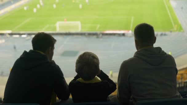 Mužských Fanoušků Dítětem Sledovat Fotbal Stadionu Zůstat Potichu Zklamaný — Stock video