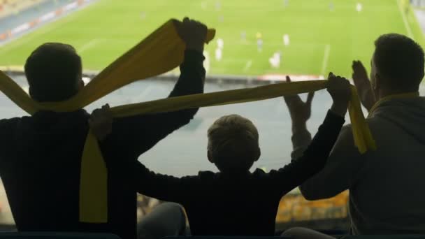 Amici Maschi Con Bambino Guardando Calcio Allo Stadio Adrenalina Emozioni — Video Stock