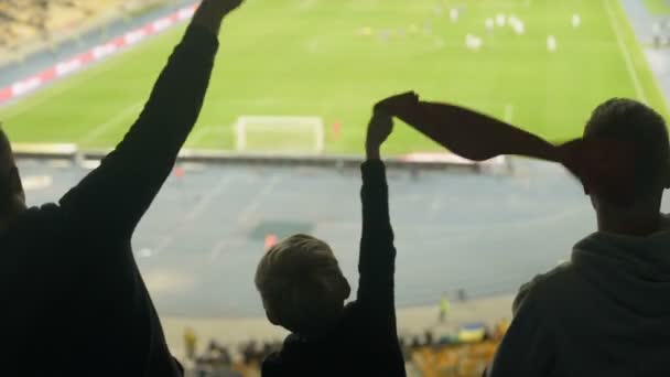 Aficionados Fútbol Con Bufandas Giratorias Infantiles Apoyo Selección Nacional Vista — Vídeos de Stock