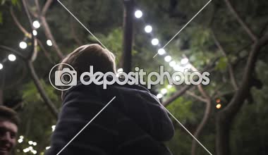 Eve iş gezisinden, uzun zamandır beklenen-toplantı gelen baba oğul kucaklayan