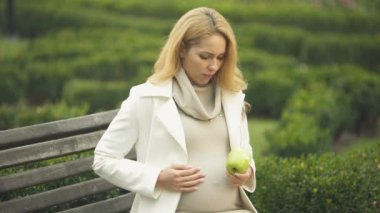 Hamile kadın yeme elma tiksinme, duygu bulantı, sağlıklı beslenme ile