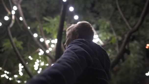 Jongen Knuffelen Oudere Broer Thuiskomst Van Hogeschool Leger Gelukkige Vergadering — Stockvideo