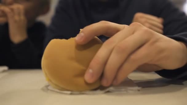 Padre Figlio Mangiano Panini Effetto Nocivo Del Cibo Spazzatura Sulla — Video Stock