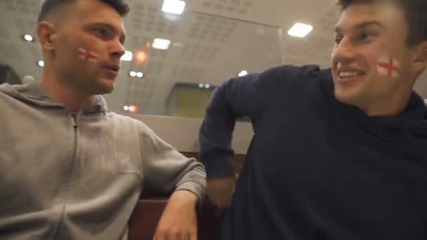 Deux Fans Football Amicaux Rencontrent Manière Inattendue Avant Match Activité — Video