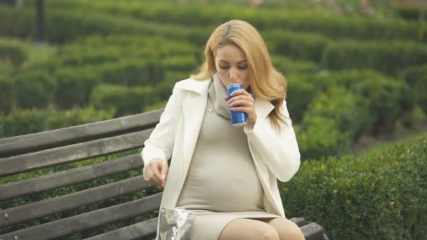 Pani Ciąży Chipy Jedzenie Picie Napój Bezalkoholowy Park Siedzący Niezdrowej — Wideo stockowe