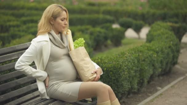 Blond Verwachten Dame Rusten Bank Die Supermarkt Tas Zwangerschap Problemen — Stockvideo