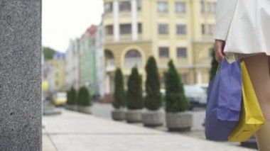 Şık erkek şehir sokak holding alışveriş torbaları, kentsel tüketicilik Satılık yürüyüş