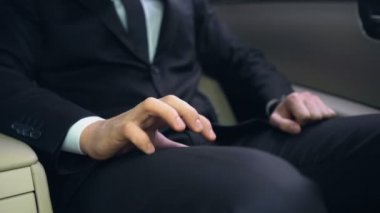 Endişeli işadamı toplantı, zaman yönetimi, trafik sıkışıklığı içinde megalopolis eksik