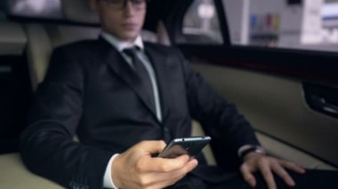 Telefon görüşmesi yapmak için yakışıklı işadamı otomatik benzin istasyonunda dışarı geliyor Toplantı