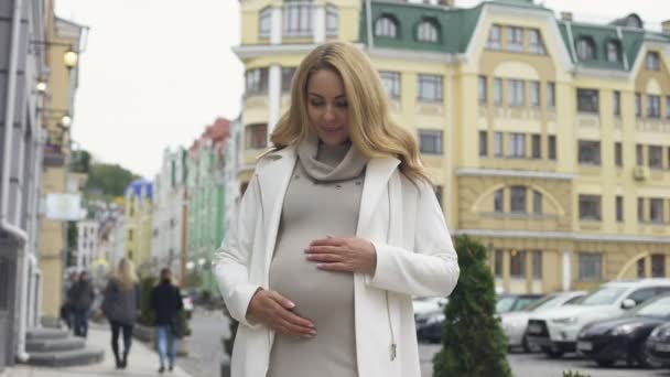 Blond Toekomstige Stijlvolle Mama Strijkende Buik Bevalling Verwachting Geluk — Stockvideo
