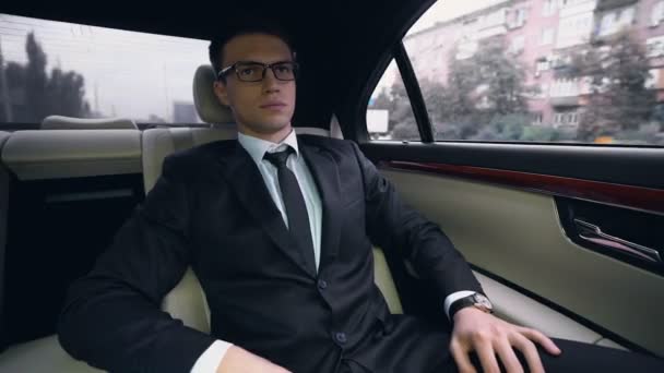 高級自動車 都市でのトラフィックでの会議に行く青年の成功した実業家 — ストック動画