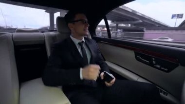 Kötü haber okuma takım elbiseli kızgın genç erkek, başlatma başarısız, para almayan