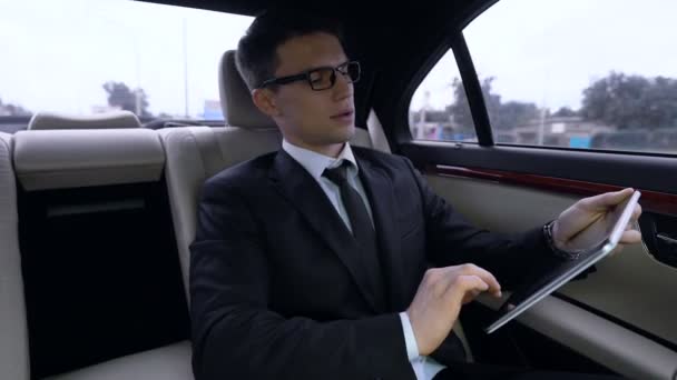 Gerente Cuidadoso Trabalhando Tablet Andando Carro Luxo Usando Tempo Trânsito — Vídeo de Stock