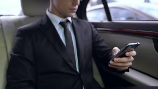 Jovem Sexo Masculino Terno Mensagens Smartphone Enquanto Monta Carro Negócios — Vídeo de Stock