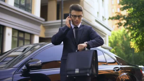 Geschäftsmann Steht Neben Luxusauto Und Telefoniert Mit Smartphone Unglücklich Über — Stockvideo