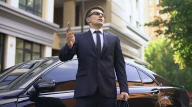 Telefon, sorunları tarafından rahatsız konuşurken resmi kıyafeti tahriş olmuş genç erkek