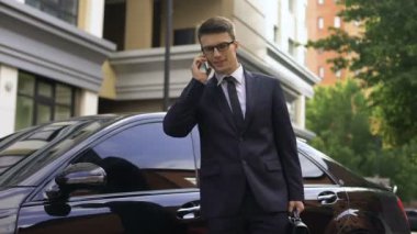 İyi haber pahalı sedan, promosyon yakınındaki alma takım elbiseli mutlu gülümseyen erkek