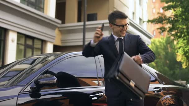 Empresario Recibiendo Buenas Noticias Bailando Hablando Por Teléfono Cerca Coche — Vídeos de Stock