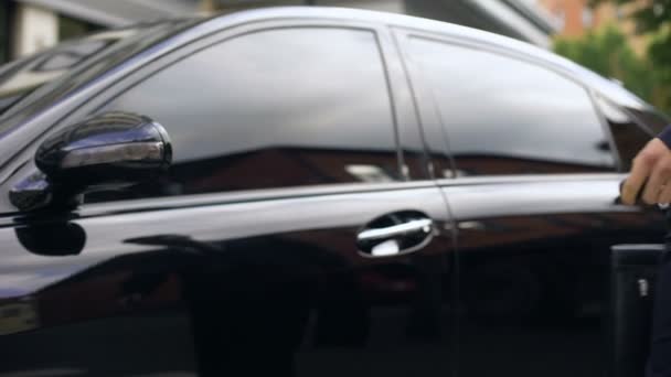 Bonito Jovem Masculino Abrir Carro Entrar Alugando Carro Luxo Para — Vídeo de Stock