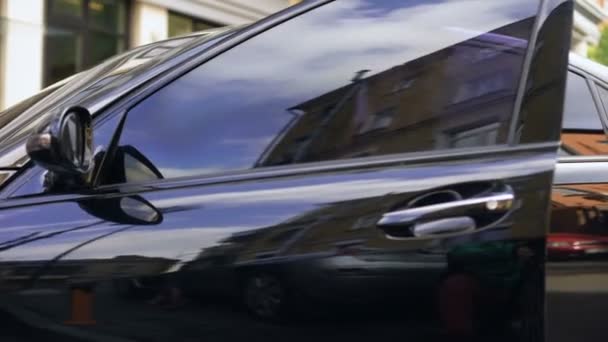 Jonge Kantoor Werknemer Uitstappen Luxe Zakelijke Auto Schoonmaken Met Mouw — Stockvideo