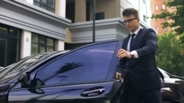 Szczęśliwy Menedżer Przybywających Pracy Czasie Przez Nowe Drogi Samochód Zarządzanie — Wideo stockowe