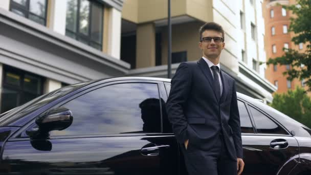 Lächelnder Immobilienmanager Steht Nach Erfolgreichem Deal Neben Luxusauto — Stockvideo