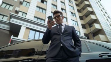 Başlangıç için finansman telefon, alınan iyi haber okuma takım elbiseli Genç erkek
