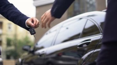 Arabanın anahtarlarını işinde yeni nesil genç başarılı patronuna veren Yardımcısı
