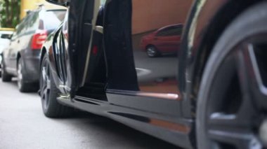 Premium sınıf arabadan, çalışma alanı'na varış getting başarılı iş adamı