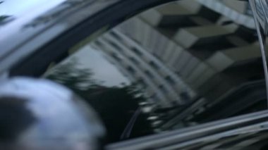 Hevesli işadamı güzel yeni araba, açma, Kiralama otomatik pencere test