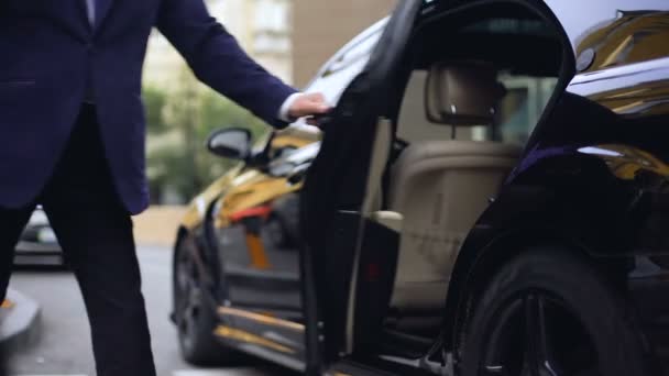 Motorista Pessoal Abrindo Porta Banco Trás Carro Para Jovem Empresário — Vídeo de Stock