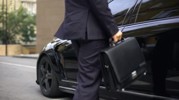 Empresário Entrando Carro Luxo Dirigindo Para Reunião Importante Milenar — Vídeo de Stock